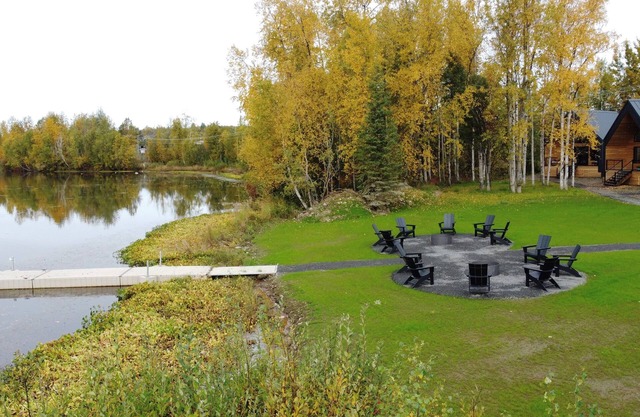 Micro-Resort- 7 Lakefront Cottages & Event Space