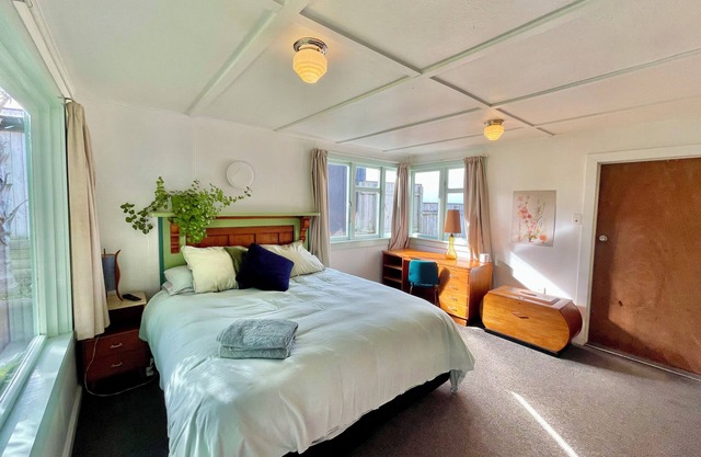 Mid-Century Beach Front Bach with beach access 2 doors down and superb views