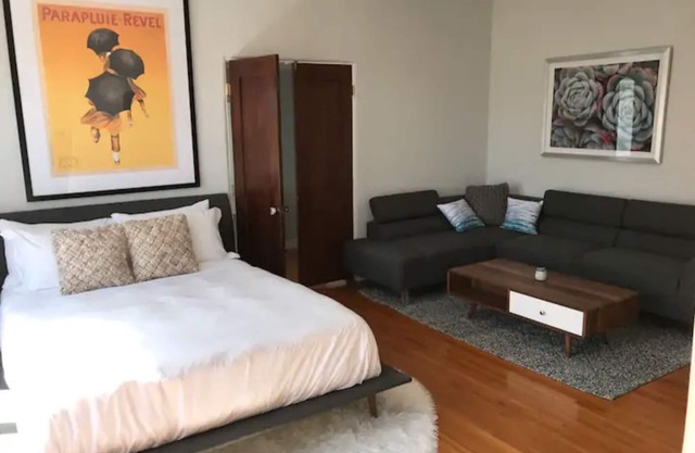 Mid Century Modern Beachside. Laundry. Parking
