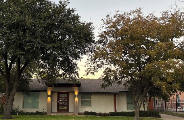 Mid Century Modern Home with Pool GREAT for EVENTS and LOW KEY Party Parties