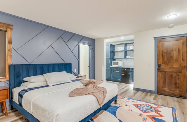 Mid Century-Modern Suite at Country Way Inn