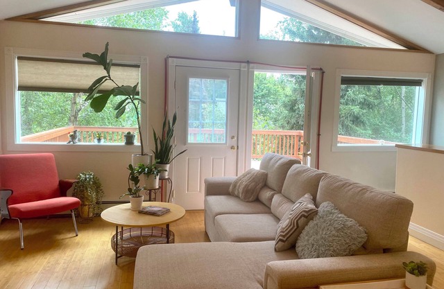 Midnight Sun Corporate Loft - near downtown + trails with lots of light!