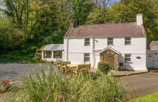 MILL HOUSE (MAIN HOUSE), with open fire in Sarn Meyllteyrn
