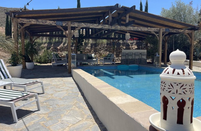 Miluna Oasis Suites - Sleeps4-pool-mountainview