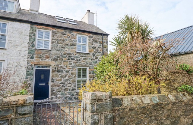 MIN Y MOR - MORFA NEFYN, pet friendly, with open fire in Morfa Nefyn