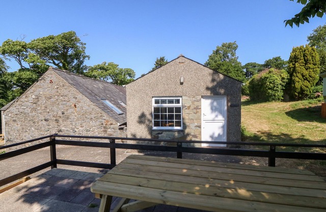 MIN Y MOR, pet friendly, with open fire in Criccieth