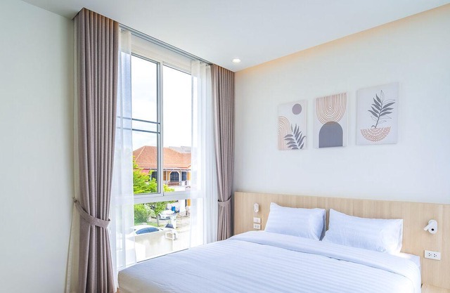 Minimal Luxury 4 Bedroom Home - Walk to Shopping and Supermarket.