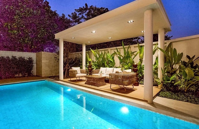 Minimal Pool Villa in Quiet Area