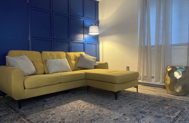 Minutes from downtown Anchorage quiet, gorgeous two bedroom!