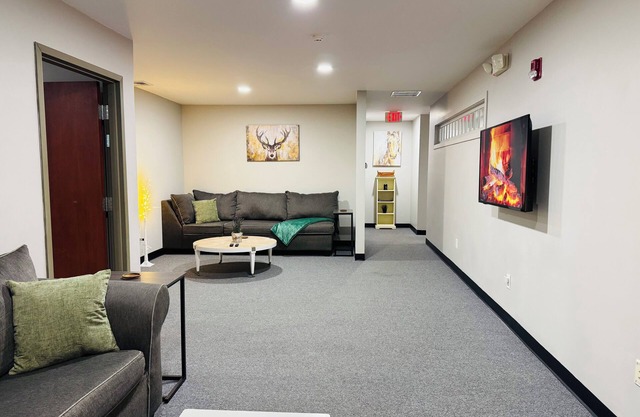 Minutes from New Haven! Safe, spacious, quiet & unique accommodation for all!