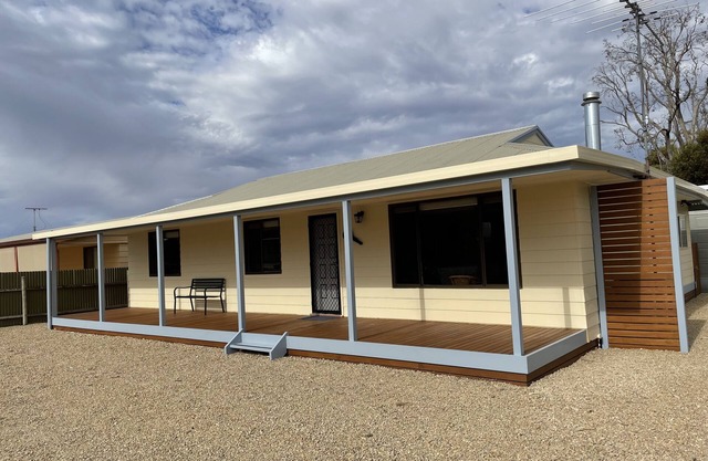 Minutes to the beach! Freshly renovated, stylish & modern.