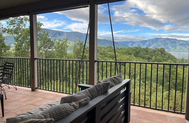 Mobility friendly smoky mountain vacation rental! 180° views, 3 covered porches