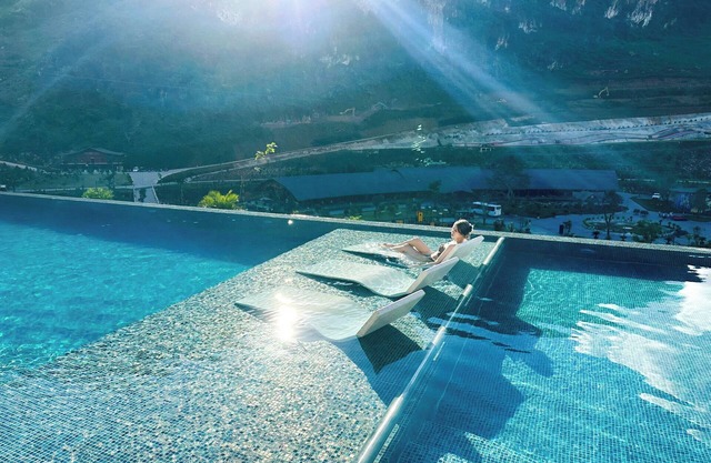 Moc Chau Island - Bach Long Glass Bridge