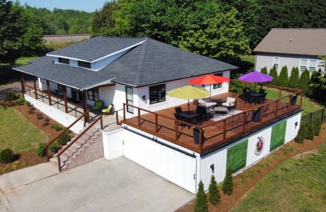 Mod chic 2BR Fire Pit, Corn Hole Court, Pets welcome, close to CLT attractions