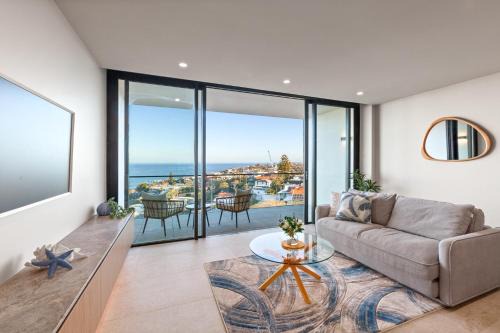 Modern 1-Bed with Tamarama Beach Views