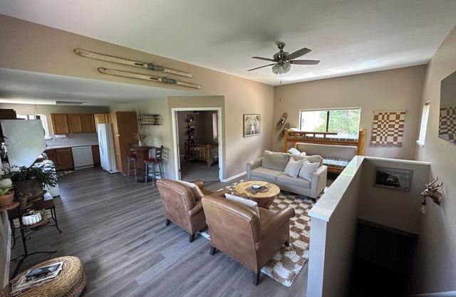 Modern 1-Bedroom Mountain Getaway in Glenwood Springs - Minutes From Ski Resort!