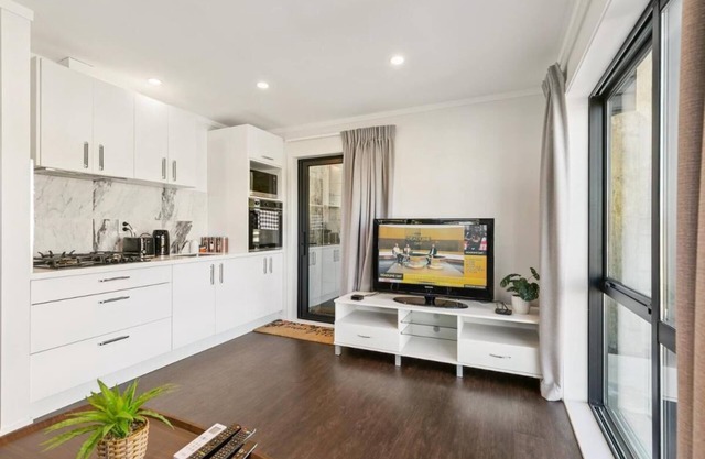 Modern 1BR Flat, Private Entry, Full Kitchen-30 minutes' drive to Wellington CBD