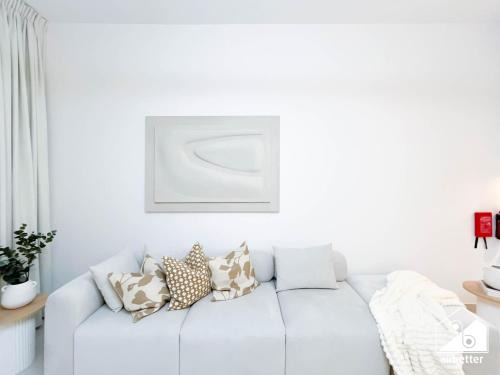 Modern 1BR Jumeirah Living l Pool, Gym & Parking