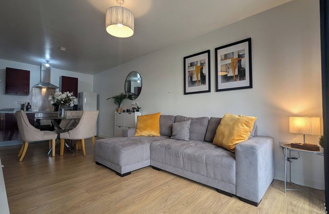 Modern 2 Bed, 1 bath, 1 ensuite - Salford