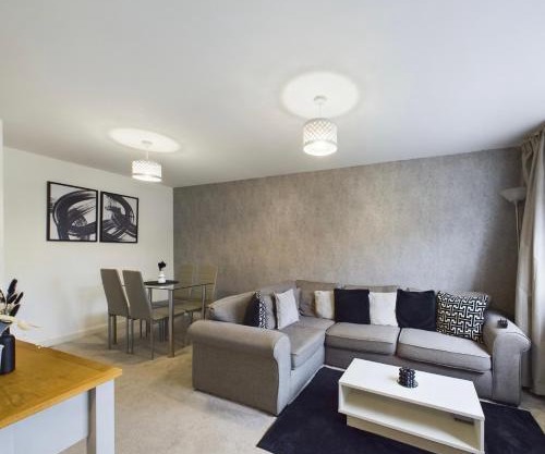 Modern 2 bed city apartment with private parking