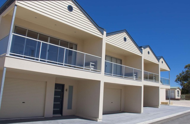 Modern 2 Bedroom Apartment with Stunning Sea Views