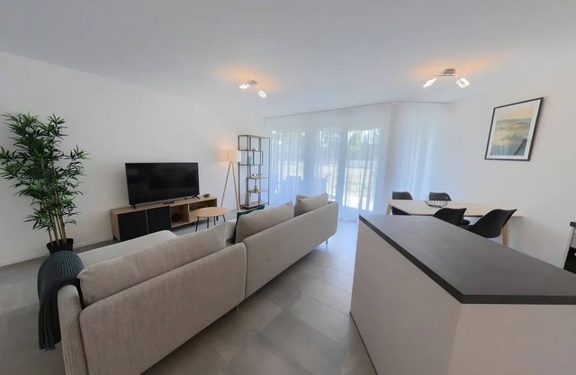 Modern 2-Bedroom Apartment with Spacious Outdoor Terrace