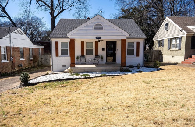 Modern 2 Bedroom Bungalow in located in Midtown Memphis