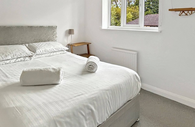 Modern 2 Bedroom Home in Quiet Cul-de-Sac – Close to Town with Garden & Driveway