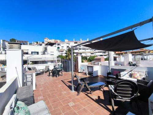 Modern 2 bedroom Penthouse with huge private roof top terrace,free parking and free WIFI