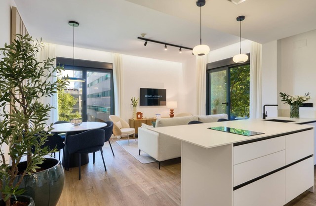 Modern 2BR Apt with Terrace & Free Parking