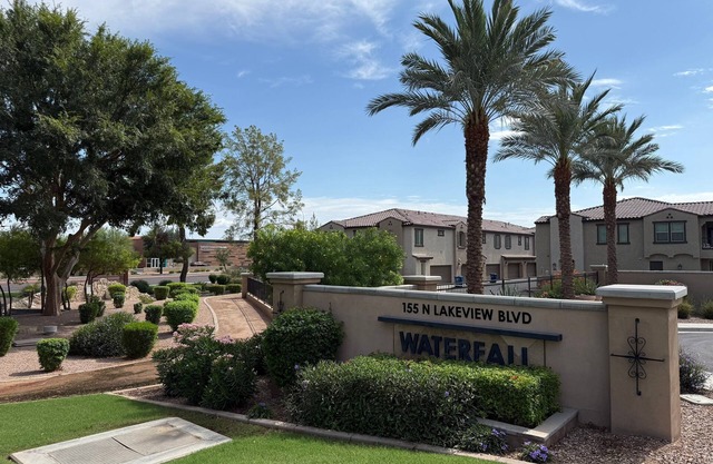 Modern 2BR Condo with Pool, Wi-Fi & Parking near Downtown Chandler