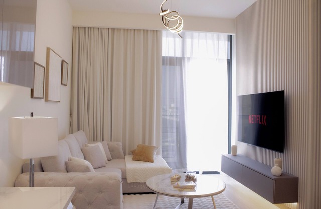 Modern 2BR Near Downtown - Sleeps 6 - Pool & GYM