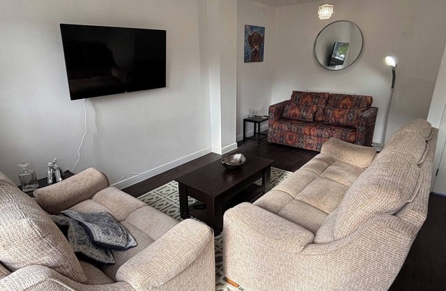 Modern 3-Bed 3-Bath Home | Quiet Road | Parking |