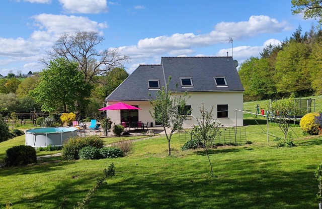 Modern 3-bedroom country house with stable and horses