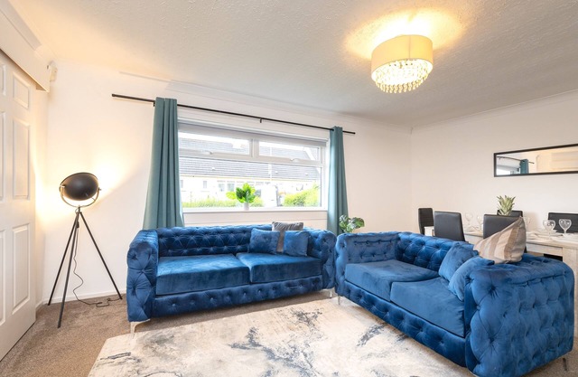 Modern 3 bedroom house with wet room - Spacious accommodation with free parking and wifi