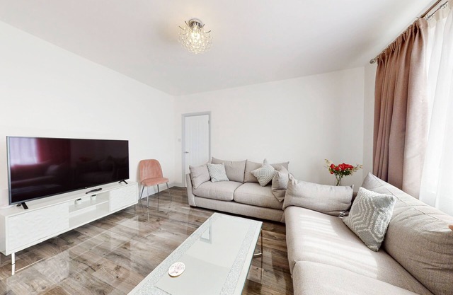 Modern 3 Bedroom House with Garden and free Onsite Parking for 2 Cars