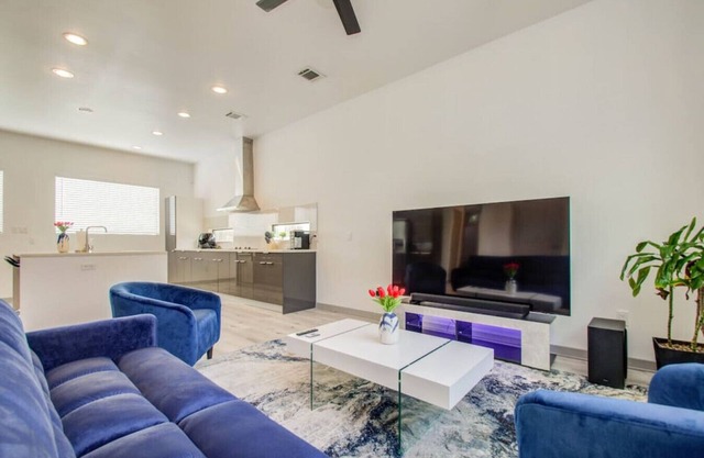 Modern 4 Bedroom 4 Bathroom Near Downtown Houston! Ping Pong, Foosball, Cornhole