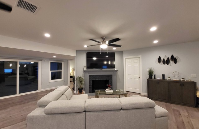Modern 4 Bedroom Home - 15 mins from Disneyland
