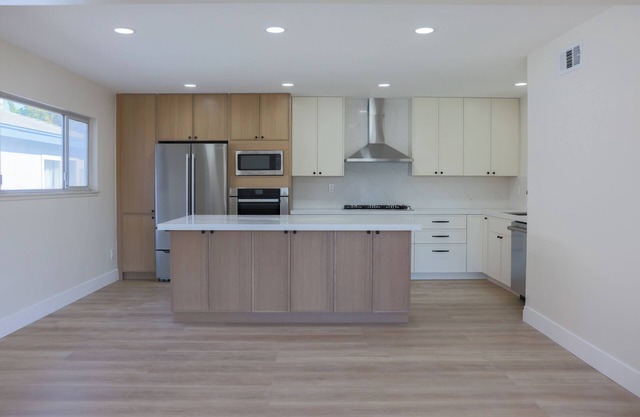 Modern 4BR Retreat Near Beach & Downtown