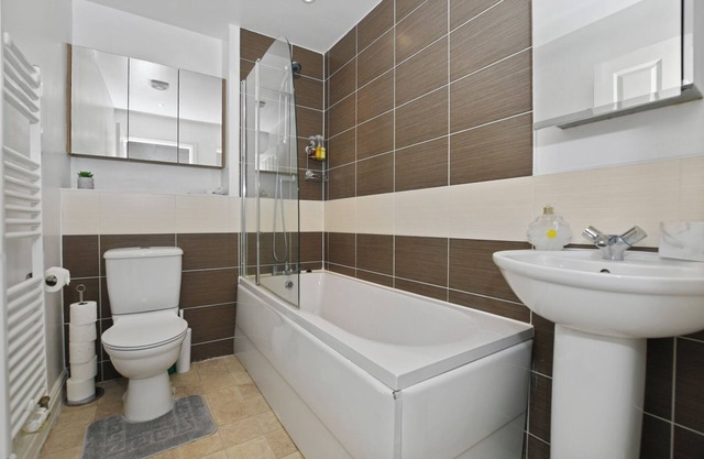 Modern 5BR Home Near Harry Potter Studios – Ideal for Groups & Contractors