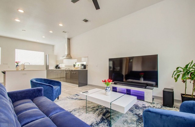 Modern 6 Bedroom Smart Home Near Downtown Houston, 75" TV, Duplex with Games