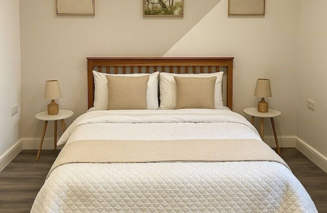 Modern 6-Person Home | Ideal for Contractors & Families + Free Parking