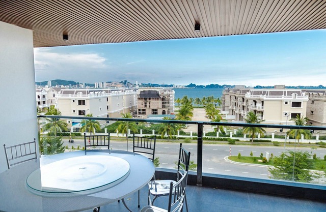 Modern 7-bedroom apartment with seaview balcony