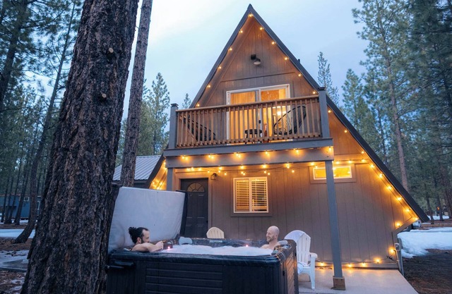 Modern A-Frame cabin w/hot tub close to Bend, Crater Lake, Mt Bachelor resort
