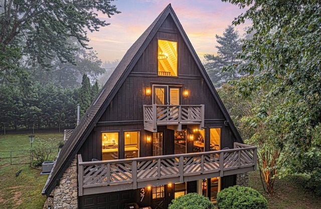 Modern A-Frame, Hot Tub, EV, 10 Guests, Dual King, 8 Mins from Downtown Hendersonville