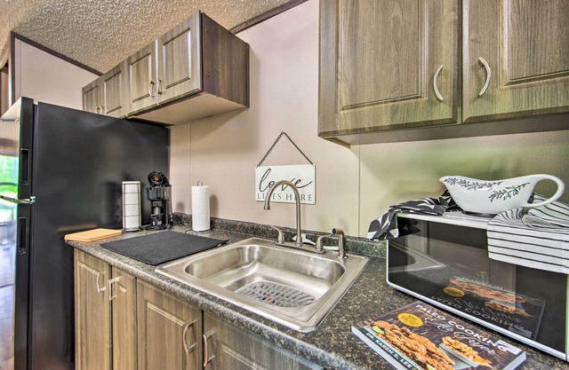 Modern Alba Tiny Home Near Lake Fork Boating!