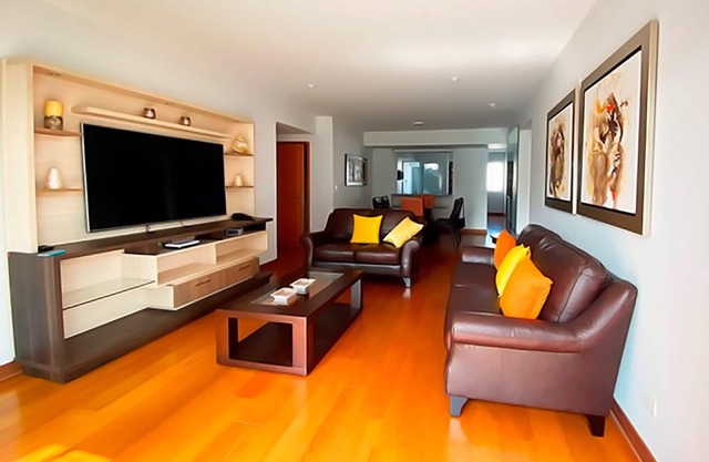 MODERN AND COMFORTABLE APARTMENT IN MIRAFLORES