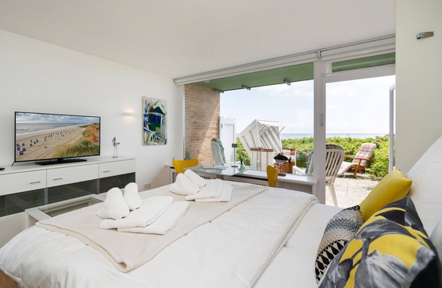 Modern apartment with terrace, unique sea view and WLAN. Pets allowed.