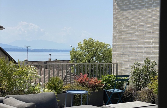 Modern apartment with terrasse on Leman lake! Geneva countryside