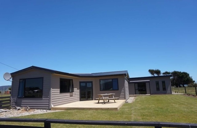 Modern bach located between the sea and bush in Orepuki